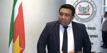 Jubithana 2 Minister Albert Jubithana van Transport, Communicatie en Toerisme (TCT) heeft eerder deze maand schriftelijk aan president Chandrikapersad Santokhi kenbaar gemaakt dat hij zijn portefeuille ter beschikking stelt. De bewindsman heeft in zijn schrijven gevraagd om per 1 augustus 2023 als minister van TCT af te treden.