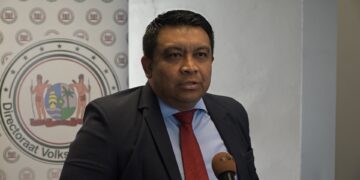 Jubithana 3 De TCT-minister onderkent dat hoewel het bedrijf nu in rustige wateren verkeer, het nog met enkele uitdagingen kampt. Hij verwijst naar de technische storingen die de afgelopen dagen hebben plaatsgevonden waardoor enkele van de SLM-passagiers gestrand zijn op Aruba. "Het vliegtuig is onder de loep genomen en het bleek dat er een technische storing was. Hierdoor konden de vluchten niet plaatsvinden, dit heeft ook te maken met het feit dat SLM op deze route maar over een vliegtuig kan beschikken", zegt Jubithana.