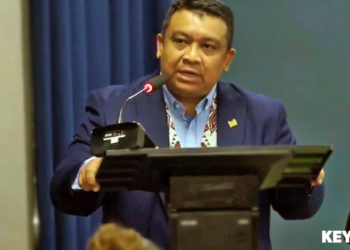 Jubithana tct persco De minister van Transport, Communicatie en Toerisme, Albert Jubithana, zegt het te betreuren dat weer eens een vlucht van KLM moest uitwijken naar buurland Frans-Guyana, doordat er een tekort is aan luchtverkeersleiders.