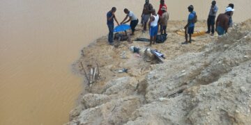 KBS Maritiem Koffiekamp Een man (22) die donderdag 15 februari omstreeks 13.00u in een uitgegraven mijn te Koffiekamp bezig was te zwemmen, verdween plotseling in de diepte. Dat laat de voorlichting van het Korps Brandweer Suriname weten.