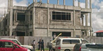 KPS gebouw in Aanbouw gemenelandsweg 2 2 De minister van Openbare Werken, Riad Nurmohamed, zegt dat niet opgeleverde projecten, vooral gebouwen een verlies zijn voor de staat.  "Elk gebouw dat niet is afgemaakt is een de facto verlies."