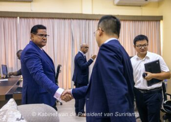 KP 7512 President Chandrikapersad Santokhi heeft op dinsdag 26 maart 2024 een delegatie van Power Construction Corporation of China, ook bekend als Power China, ontvangen op het Kabinet van de President om over de ontwikkeling van alternatieve energiebronnen te praten.