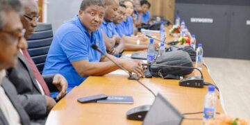KP 9211 1 President Santokhi heeft kennis gemaakt met het nieuwe bestuur van de Ogem Werknemers Organisatie Suriname (OWOS), de bond bij de N.V. Energiebedrijven Suriname (EBS). Het nieuwe bestuur onder leiding van Marciano Hellings is in oktober vorig jaar gekozen. Het staatshoofd vindt het cruciaal dat de regering weet dat er besturen zijn gekozen bij bonden van parastatale bedrijven, omdat dit belangrijk is voor het structureel overleg met de vakbeweging. De ontmoeting vond plaats op op 4 maart 2024 op het Kabinet van de President.