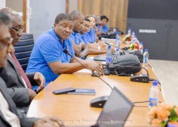 KP 9211 President Santokhi heeft kennis gemaakt met het nieuwe bestuur van de Ogem Werknemers Organisatie Suriname (OWOS), de bond bij de N.V. Energiebedrijven Suriname (EBS). Het nieuwe bestuur onder leiding van Marciano Hellings is in oktober vorig jaar gekozen. Het staatshoofd vindt het cruciaal dat de regering weet dat er besturen zijn gekozen bij bonden van parastatale bedrijven, omdat dit belangrijk is voor het structureel overleg met de vakbeweging. De ontmoeting vond plaats op op 4 maart 2024 op het Kabinet van de President.