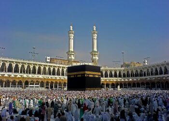 Kaaba mirror edit jj Het dodental van de jaarlijkse islamitische pelgrimstocht naar Mekka, de hadj, is opgelopen tot 1303, volgens de Saudische autoriteiten. Gisteren meldde persbureau AFP nog 1100 doden.
