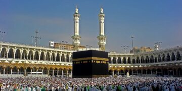 Kaaba mirror edit jj Het dodental van de jaarlijkse islamitische pelgrimstocht naar Mekka, de hadj, is opgelopen tot 1303, volgens de Saudische autoriteiten. Gisteren meldde persbureau AFP nog 1100 doden.