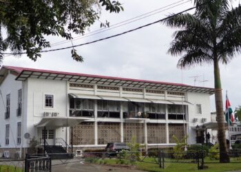 Kabinet van de President 1 De Surinaamse regering kondigt de start aan van het proces om investeerders aan te trekken voor de ontwikkeling van bauxiet in West-Suriname, in het zogenaamd Bakhuisgebied. Hiertoe heeft president Chandrikapersad Santokhi in het tweede kwartaal van 2023 de “Presidentiële Commissie Ontwikkeling West-Suriname Bakhuis Bauxiet” ingesteld, die op basis van een strategisch document dit proces opstelt en begeleidt.