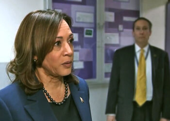 Kamla Harris web Tijdens een recente campagnebijeenkomst sprak vicepresident Kamala Harris van de Verenigde Staten van Amerika zich uit voor een direct staakt-het-vuren van zes weken in de belegerde Gazastrook en riep ze Israël op om meer humanitaire hulp toe te laten. In haar toespraak benadrukte Harris de noodzaak van actie te midden van het aanhoudende lijden in Gaza.