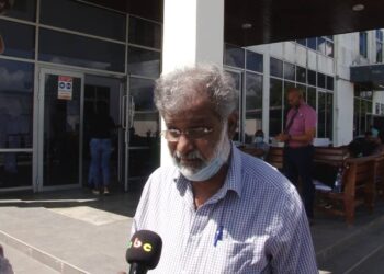 Kanhai over zaak Dat zegt Irvin Kanhai, advocaat van Bouterse in gesprek met ABC. "Het advies is gegeven, wat hij ermee doet is aan hem. Hij beslist zelf of hij gaat of niet", zegt Kanhai. Tijdens de massameeting van de NDP op zaterdag 16 december in Ocer, heeft de achterban van Bouterse duidelijk gemaakt dat hij niet naar de zitting moet gaan. “Je gaat nergens en blijft hier, no wan man kan’ sroto yu!" en "Bouta yu no ey go mi mars", zijn enkele uitspraken die partijleden tijdens de massameeting hebben gedaan.