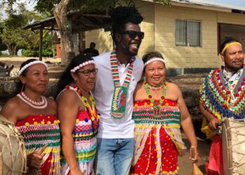 Kenny B De Surinaams-Nederlandse topartiest Kenny B (Kenneth Bron) ondersteunt de strijd van de Inheemsen, de eerste bewoners van Suriname, voor wettelijke erkenning van hun grondenrechten.