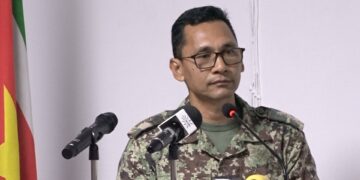 Kioe A Sen 2 Naar aanleiding van enkele niet-geverifieerde berichten die circuleren via de sociale media, waarbij wordt aangegeven dat in het Stuwmeer-gebied te Brokopondo, zogenaamd militairen beroofd en/of ontwapend zijn geworden door een groep Brazilianen, maakt de leiding van het Nationaal Leger Suriname het volgende bekend dat de zaken niet berusten op waarheid.