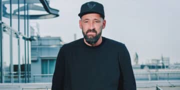 Kolns Reggae Star Gentleman Tegen half vier in de ochtend zong Gentleman nog het laatste nummer van zijn optreden bij de International Mall Suriname. Dit deed hij nadat hij tot tweemaal toe heeft gegroet en de begeleiding al was gestopt.