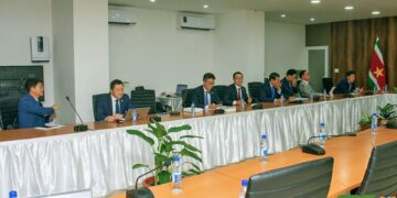 Korea 1 Een delegatie van SK Group, een conglomeraat in Zuid-Korea, gespecialiseerd in energie en ICT technologie- en innovatiesectoren, heeft op vrijdag 18 augustus 2023 een ontmoeting gehad met president Chandrikapersad Santokhi op het Kabinet van de President.