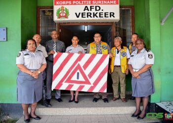 LIONS KPS 1 De afdeling Verkeer van het Korps Politie Suriname (KPS) heeft acht verkeersvlaggen ontvangen van de Lions Club. Lucas Ooft, coördinator van dit project bij de Lions, verklaarde dat de vlaggen zijn bedoeld om het bewustzijn van verkeersveiligheid in de samenleving te vergroten.