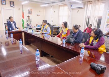 LIONS VG 1 De Lions Club Paramaribo Central acht het kennen van de waarde van het oog van groot belang. In dit kader heeft de club een honderdtal boeken overhandigd aan het ministerie van Volksgezondheid.