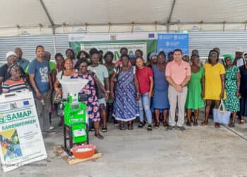LVV01 Het ministerie van Landbouw, Veeteelt en Visserij (LVV), in samenwerking met de Voedsel- en Landbouworganisatie van de Verenigde Naties (FAO), heeft cassave-raspermachines overhandigd aan meer dan 40 kleine cassaveverwerkers in gebieden van het binnenland die allen begunstigden van het Suriname Agriculture Market Access Project (SAMAP) zijn.