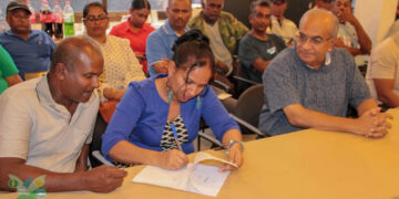 LVV01Boeren nickerie In de vergaderzaal van het Anne van Dijk Rijstonderzoeks centrum (ADRON) heeft de ondertekening plaatsgevonden van contracten met 25 boeren die in aanmerking zijn gekomen voor een stuk terrein in de Koningin Julianapolder op het FAIi complex en de Agri coöperatie Shaktimaan. De ondertekening vond plaats op zaterdag 27 januari 2024.