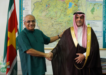 LVV2811 2 Minister Parmanand Sewdien van Landbouw, Veeteelt en Visserij (LVV) heeft de ambassadeur van de Koninkrijk Saoedi-Arabië, Abdullah Muhammad Alsaihani op dinsdag 28 november 2023 ontvangen voor een kennismakingsbezoek. De ambassadeur uit het Midden-Oosten resideert in Caracas, Venezuela.