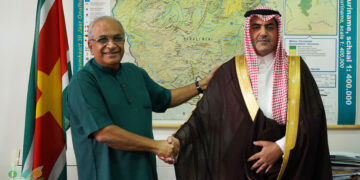 LVV2811 2 Minister Parmanand Sewdien van Landbouw, Veeteelt en Visserij (LVV) heeft de ambassadeur van de Koninkrijk Saoedi-Arabië, Abdullah Muhammad Alsaihani op dinsdag 28 november 2023 ontvangen voor een kennismakingsbezoek. De ambassadeur uit het Midden-Oosten resideert in Caracas, Venezuela.