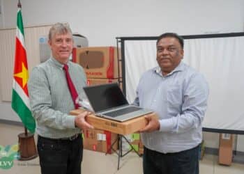 LVVWUSC 5 De World University of Canada (WUSC) heeft op donderdag 9 november 2023 multimedia equipment geschonken aan het ministerie van Landbouw, Veeteelt en Visserij (LVV). Het gaat om vier (4) complete sets bestaande uit laptops, beamers, screens, printers en soundboxen met microfoons. Deze apparatuur is bestemd voor gebruik tijdens voorlichtingssessies en trainingen van de ressorten van LVV-Landbouw te weten Oost, Midden en West en het LVV-directoraat Landbouwkundig Onderzoek, Afzet en Verwerking (LOAV).