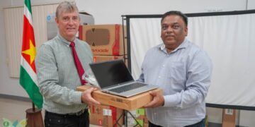 LVVWUSC 5 De World University of Canada (WUSC) heeft op donderdag 9 november 2023 multimedia equipment geschonken aan het ministerie van Landbouw, Veeteelt en Visserij (LVV). Het gaat om vier (4) complete sets bestaande uit laptops, beamers, screens, printers en soundboxen met microfoons. Deze apparatuur is bestemd voor gebruik tijdens voorlichtingssessies en trainingen van de ressorten van LVV-Landbouw te weten Oost, Midden en West en het LVV-directoraat Landbouwkundig Onderzoek, Afzet en Verwerking (LOAV).