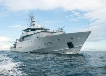 Franse legerboot La Combattante in Paramaribo vanwege Srefidensi