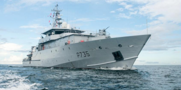 Franse legerboot La Combattante in Paramaribo vanwege Srefidensi