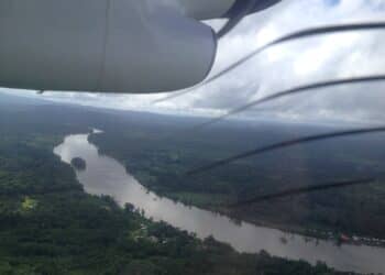 Lawa River I 2 De politie in Frans-Guyana heeft een man aangehouden, die wordt verdacht van de moordaanslag op 22 maart jongstleden, op gendarme Arnaud Blanc. De verdachte is een 20-jarige Braziliaan, die mogelijk ook betrokken is bij criminele activiteiten aan weerszijden van de Lawa rivier, een van de grensrivieren tussen Suriname en Frans-Guyana.