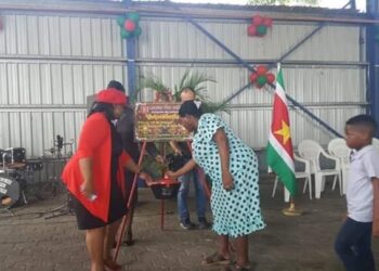 Leger Des Heils Suriname Paramaribo 70254294 526843444588194 68341931930812416 n De arme klasse kan zich nauwelijks de heerlijke ovenkip, salades, pom en andere lekkernijen veroorloven. Ondanks deze uitdagende tijden zet het Leger des Heils zijn Kerstpottenactie onverminderd voort. Het kerkgenootschap dat bekendstaat om zijn inzet organiseert dit jaar voor de 99ste keer de kerstpottenactie. De lancering vond plaats op zaterdag 4 november op het hoofdkwartier aan de Henck Arronstraat.