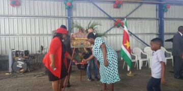 Leger Des Heils Suriname Paramaribo 70254294 526843444588194 68341931930812416 n De arme klasse kan zich nauwelijks de heerlijke ovenkip, salades, pom en andere lekkernijen veroorloven. Ondanks deze uitdagende tijden zet het Leger des Heils zijn Kerstpottenactie onverminderd voort. Het kerkgenootschap dat bekendstaat om zijn inzet organiseert dit jaar voor de 99ste keer de kerstpottenactie. De lancering vond plaats op zaterdag 4 november op het hoofdkwartier aan de Henck Arronstraat.