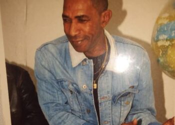Lucien Vriese De komiek, toneelspeler en acteur Lucien Vriese is op 68-jarige leeftijd overleden. Vriese, een icoon in de Surinaamse entertainmentindustrie, maakte naam als lid van de legendarische cabaretgroep 1 en 1 is 3.