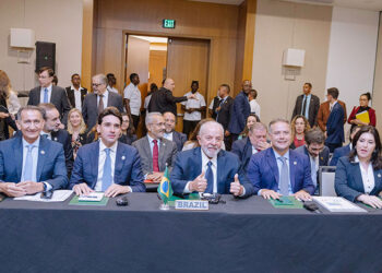 Luiz Inacio Lula da Silva Suriname, Brazilië en Guyana hebben een agenda opgesteld om verschillende samenwerkingsgebieden te versterken en te intensiveren. Op woensdag 28 februari 2024 heeft president Chandrikapersad Santokhi een trilateraal overleg gehad met zijn Braziliaanse ambtgenoot Luiz Inácio Lula da Silva en de Guyanese regeringsleider Mohamed Irfaan Ali.