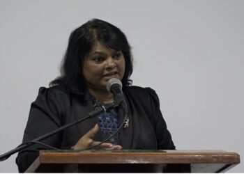 MATHOERA 1 Ook Suriname maakt zich zorgen over de grenskwestie tussen Venezuela en Guyana. De minister van Defensie, Krishna Mathoera, zegt tegenover journalisten dat Suriname de ontwikkeling op de voet volgt. "We hopen dat het niet zo ver komt, want wij en de hele regio is er bij gebaat dat er vrede en stabiliteit is. En als dat in gevaar komt, zal dat ook impact hebben op ons", merkt Mathoera op.