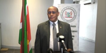 Mac Andrew 9 Er is een aantal vreemde zaken gaande op de arbeidsmarkt. Dit heeft minister Steven Mac Andrew van Arbeid, Werkgelegenheid en Jeugdzaken (AWJ) voor aanvang van de vergadering van de Raad van Ministers (RvM) aangegeven in gesprek met journalisten.