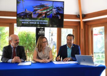 Makandra project 03 De kick-off van het Makandra Project “Coastal Management and Urban Resilience” heeft op maandag 30 oktober 2023 plaatsgevonden. Onder de aanwezigen bevonden zich de plaatsvervangend ambassadeur van Nederland, Michiel Berkens, vertegenwoordigers van Deltares en minister Nurmohamed van Openbare Werken (OW).