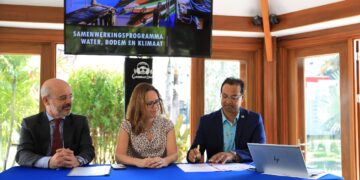 Makandra project 03 De kick-off van het Makandra Project “Coastal Management and Urban Resilience” heeft op maandag 30 oktober 2023 plaatsgevonden. Onder de aanwezigen bevonden zich de plaatsvervangend ambassadeur van Nederland, Michiel Berkens, vertegenwoordigers van Deltares en minister Nurmohamed van Openbare Werken (OW).