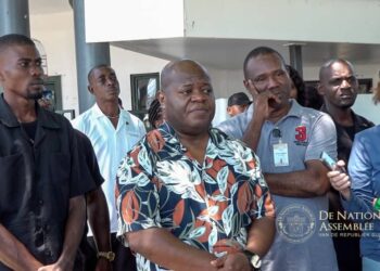 Marinus Bee neemt VSG petitie in ontvangst In 2007 heeft het Inter-Amerikaans Hof voor de Rechten van de Mens geoordeeld dat de Surinaamse regering moet stoppen met het toekennen van hout- en mijnconcessies in het gebied van het Saamakavolk. Meer dan zestien jaar later gaat de strijd voor erkenning en bescherming van hun grondrechten echter nog steeds door.