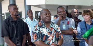 Marinus Bee neemt VSG petitie in ontvangst In 2007 heeft het Inter-Amerikaans Hof voor de Rechten van de Mens geoordeeld dat de Surinaamse regering moet stoppen met het toekennen van hout- en mijnconcessies in het gebied van het Saamakavolk. Meer dan zestien jaar later gaat de strijd voor erkenning en bescherming van hun grondrechten echter nog steeds door.