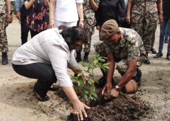 Mathoera De basis is gelegd voor een groenhart park bij het agrarisch bedrijf defensie in het district Saramacca. President Chandrikapersad Santokhi, de minister van Defensie, de bevelhebber van het nationaal leger, de directeur van defensie, de districtscommissaris en nabestaanden van de gesneuvelden van de Binnenlandse Oorlog hebben enkele groenhartbomen geplant als startsein van het programma. Het project moet iets bijzonders worden benadrukt defensieminister Krishnakoemarie Mathoera.