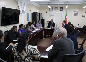 Meeting FCTC en VG Een delegatie van het secretariaat van het WHO-Kaderverdrag voor tabaksontmoediging, een verdrag van de Wereldgezondheidsorganisatie voor de bestrijding van het tabaksgebruik WHO FCTC (Framework Convention on Tobacco Control), heeft op maandag 31 juli 2023 een bezoek gebracht aan het ministerie van Volksgezondheid. Dit bezoek vond plaats in het kader van de gezamenlijke missie voor de ondersteuning van de implementatie van de WHO FCTC in Suriname.