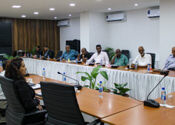 Meeting met vakbonden en bedrijfsleven President Chandrikapersad Santokhi heeft, bijgestaan door de ministers Albert Ramdin van Buitenlandse Zaken, International Business en Internationale Samenwerking (BIBIS) en Stanley Raghoebarsing van Financiën en Planning, de vakbeweging en het bedrijfsleven geïnformeerd over actuele ontwikkelingen op bestuurlijk vlak.