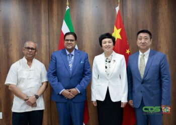 Minister Albert Ramdin president Santokhi minister Xu en ambassadeur Han Jing De bewindsvrouw is voor een beleefdheidsbezoek door president Chandrikapersad Santokhi ontvangen. Zij heeft daarbij de warme groeten van de Chinese president Xi Jinping overgebracht. Tijdens het onderhoud op 20 oktober 2023 op het kabinet van de president, gaf president Santokhi aan dat de deelname van de delegatie uit China aan de festiviteiten enorm gewaardeerd wordt. De historische banden tussen Suriname en China zijn inmiddels goed ontwikkeld en komen tot uiting door de integratie van Chinezen in de samenleving.