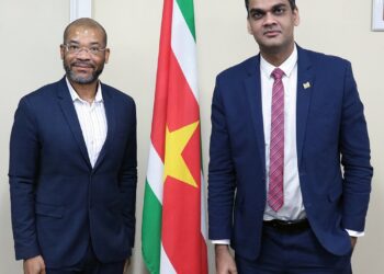 Minister Curacao en Suriname 1 De minister van Volksgezondheid van Curaçao, Javier Silvania, heeft een beleefdheidsbezoek gebracht aan het ministerie van Volksgezondheid. Tijdens dit bezoek op woensdag 19 juli 2023 hebben de functionarissen gesproken over de uitdagingen binnen de gezondheidssector voor zowel Suriname als Curaçao, maar tegelijkertijd ook over de toekomstplannen.