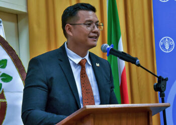 Minister Marciano Dasai 1 In dit proces is het volgens minister Marciano Dasai van belang dat Suriname als deel van de wereld transformeert van een traditionele economie naar een koolstofarme en klimaatbestendige economie. De bewindsman sprak op vrijdag 17 november tijdens een klimaatworkshop in het Jacana Wellness Resort.
