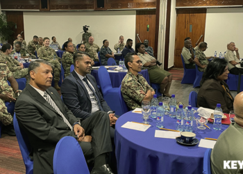 Minister Mathoera Meer prioriteit geven aan Women Peace and Security agenda web Hoewel het aantal vrouwen betrokken bij veiligheidsdiensten, niet-gouvernementele organisaties (ngo’s) en andere sectoren in Suriname toeneemt, is dit volgens minister Krishnakoemarie Mathoera van Defensie bij lange na niet genoeg. Vooral bij posities waarbij besluiten genomen moeten worden, is het aantal vrouwen heel erg laag. “Bij het ministerie van Defensie hebben we 425 vrouwelijke medewerkers, ruim 10 procent van het totaal personeel. Hiervan zijn 67 officieren, 57 onderofficieren, 178 manschappen en 120 burgerpersoneel. Wij als leiders hebben daarom de taak en verantwoordelijkheid om de WPS-agenda meer prioriteit te geven en beleid te maken, zodat het aantal vrouwen binnen de organisaties toenemen”, benadrukte de bewindsvrouw. Het ligt in de bedoeling om de WPS-agenda uiteindelijk volledig te incorporeren in het defensiebeleid.