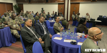 Minister Mathoera Meer prioriteit geven aan Women Peace and Security agenda web Hoewel het aantal vrouwen betrokken bij veiligheidsdiensten, niet-gouvernementele organisaties (ngo’s) en andere sectoren in Suriname toeneemt, is dit volgens minister Krishnakoemarie Mathoera van Defensie bij lange na niet genoeg. Vooral bij posities waarbij besluiten genomen moeten worden, is het aantal vrouwen heel erg laag. “Bij het ministerie van Defensie hebben we 425 vrouwelijke medewerkers, ruim 10 procent van het totaal personeel. Hiervan zijn 67 officieren, 57 onderofficieren, 178 manschappen en 120 burgerpersoneel. Wij als leiders hebben daarom de taak en verantwoordelijkheid om de WPS-agenda meer prioriteit te geven en beleid te maken, zodat het aantal vrouwen binnen de organisaties toenemen”, benadrukte de bewindsvrouw. Het ligt in de bedoeling om de WPS-agenda uiteindelijk volledig te incorporeren in het defensiebeleid.