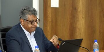 Minister Raghoebarsing De regeringsraad is samen met de parlementsleiding, de governor van de Centrale Bank van Suriname (CBvS), Maurice Roemer, deskundigen van het ministerie van Financiën en Planning en de vertegenwoordiger van het Internationaal Monetair Fonds (IMF) in Suriname, bij elkaar gekomen om belangrijke werkafspraken te maken.