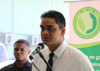 Minister Ramadhin 3 Als het ministerie van Volksgezondheid overgaat tot het vrijgeven van medicijnen, betekent dit dat de medicamenten veilig zijn. Dit geeft minister Amar Ramadhin van Volksgezondheid aan in gesprek met verslaggevers.