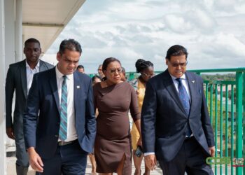 Minister Ramadhin AZP directeur Marica Redan en president Santokhi 3 Educatie en voorlichting zijn onmisbaar in het voorkomen van hart- en vaatziekten. “Educatie is superbelangrijk. Ook in het onderwijs zal gezondheidsvoorlichting haar weg moeten vinden”, zegt minister Amar Ramadhin van Volksgezondheid.