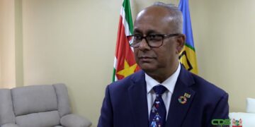 Ramdin neemt schrijver berichtgeving over betrokkenheid mensenhandel niet serieus